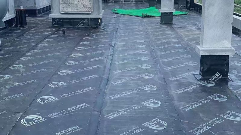 在选购防水材料时，要关注以下关键性能指标：