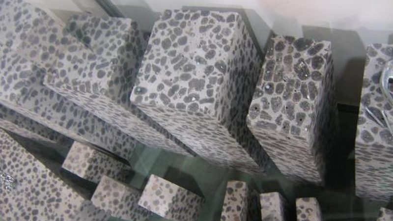 目前，市场上常见的农村自建房顶防水涂料主要有以下几种：
